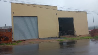 Barracão Novo no bairro Natal Merli II, 260 m2 de construção, pé direito alto, portão industrial de correr, energia trifásica fase final de acabamento. 