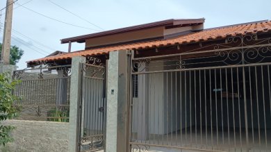 Casa térrea no bairro Bonsucesso, 3 dorms, com excelente acabamento, garagem coberta para 2 carros, churrasqueira e quintal .