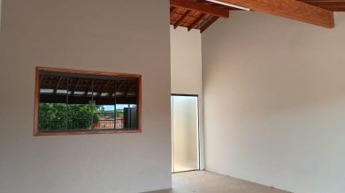 Casa térrea no bairro Bonsucesso, 3 dorms, com excelente acabamento, garagem coberta para 2 carros, churrasqueira e quintal .