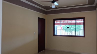 Casa térrea no bairro Bonsucesso, 3 dorms, com excelente acabamento, garagem coberta para 2 carros, churrasqueira e quintal .